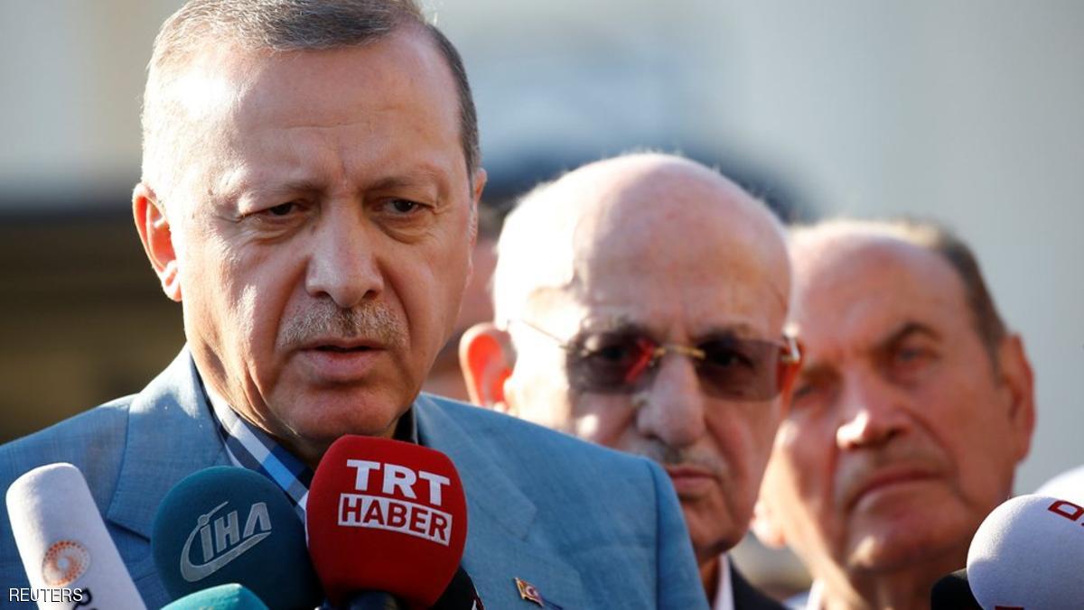 أردوغان "ينهار ويفقد الوعي" خلال صلاة العيد