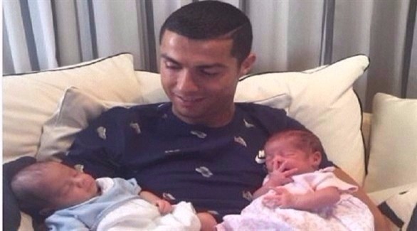 رونالدو ينشر الصورة الأولى لتوأمه