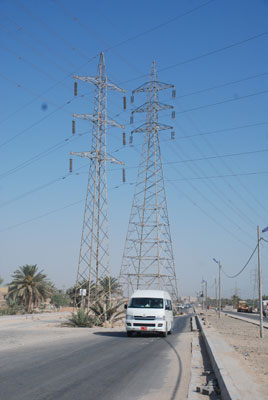 برجان للضغط العالي وسط شارع تم افتتاحه حديثا في كربلاء (مصور)