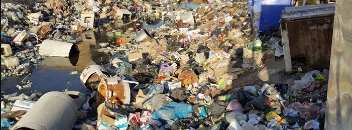 بالصور:بستنة المعملجي بكربلاء تتراكم فيها النفيات واهاليها يتذمرون