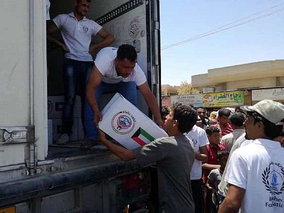 الكويت توزع مساعدات غذائية في الجانب الأيمن من الموصل