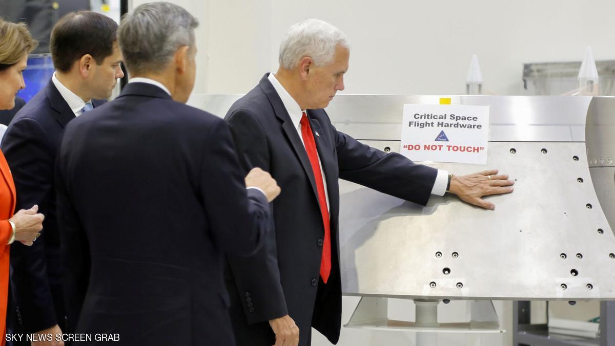 في مقر "ناسا".. تصرف طفولي لنائب الرئيس الأميركي