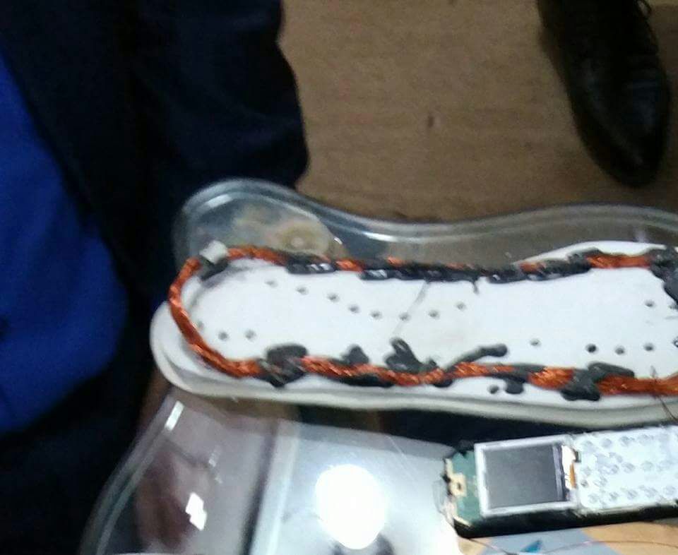 بالصور :تربية النجف تضبط طلبة متلبسين بالغش الالكتوني في احد القاعات الامتحانية