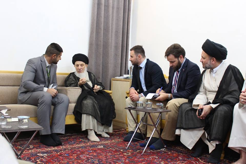 المرجع الحكيم يؤكد خلال لقائه وفدا دوليا اهمية حل المشاكل بالحوار