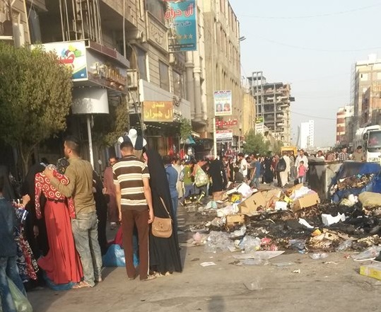 مدخل محافظة كربلاء يشهد اكداس من النفايات بسبب خلاف بين البلدية وعضو في مجلس المحافظة والاهالي يحرقون قسما منها وسط الشارع (مصور)
