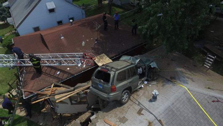 سائق يستقر بسيارته على سطح أحد المنازل