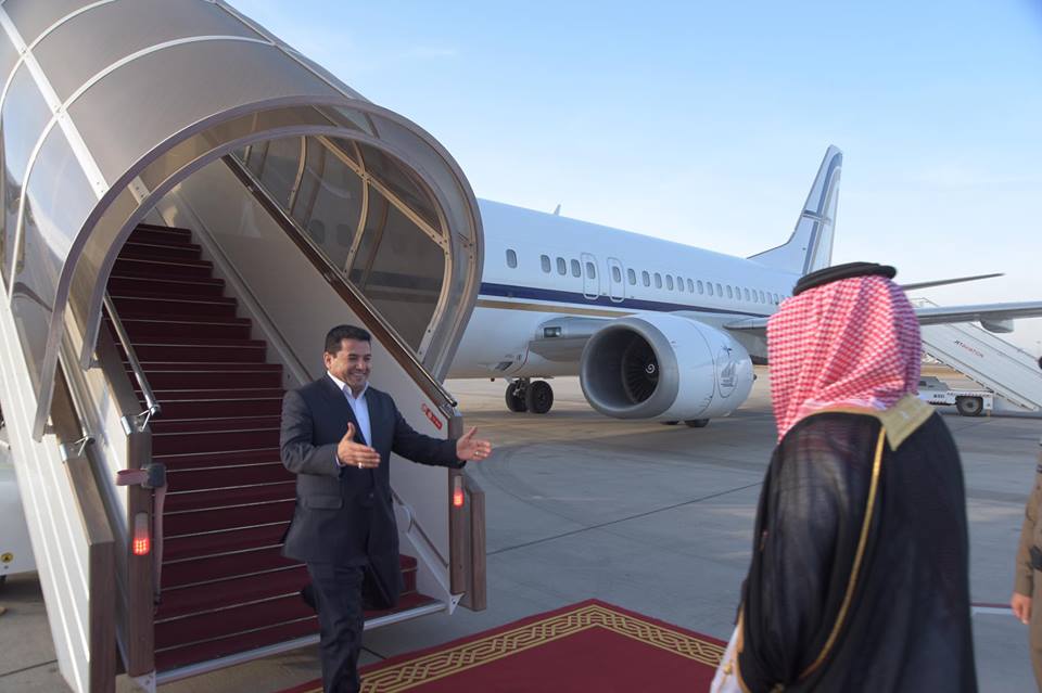 بالصور.. وزير الداخلية يصل الرياض