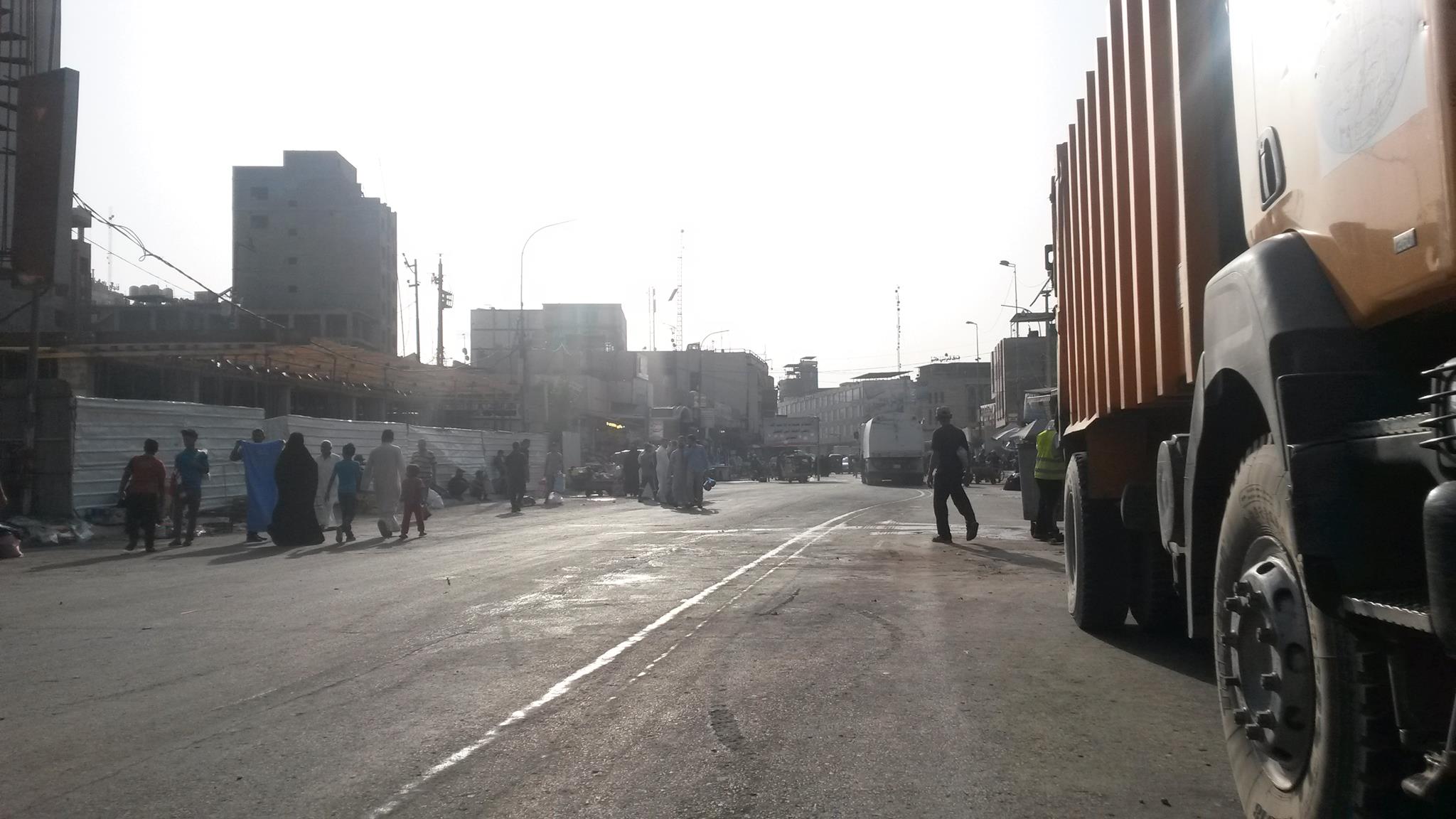 بلدية كربلاء تنشر معداتها لتنظيف شارع الجمهورية استجابة لما نشرته وكالة نون الخبرية (مصور)