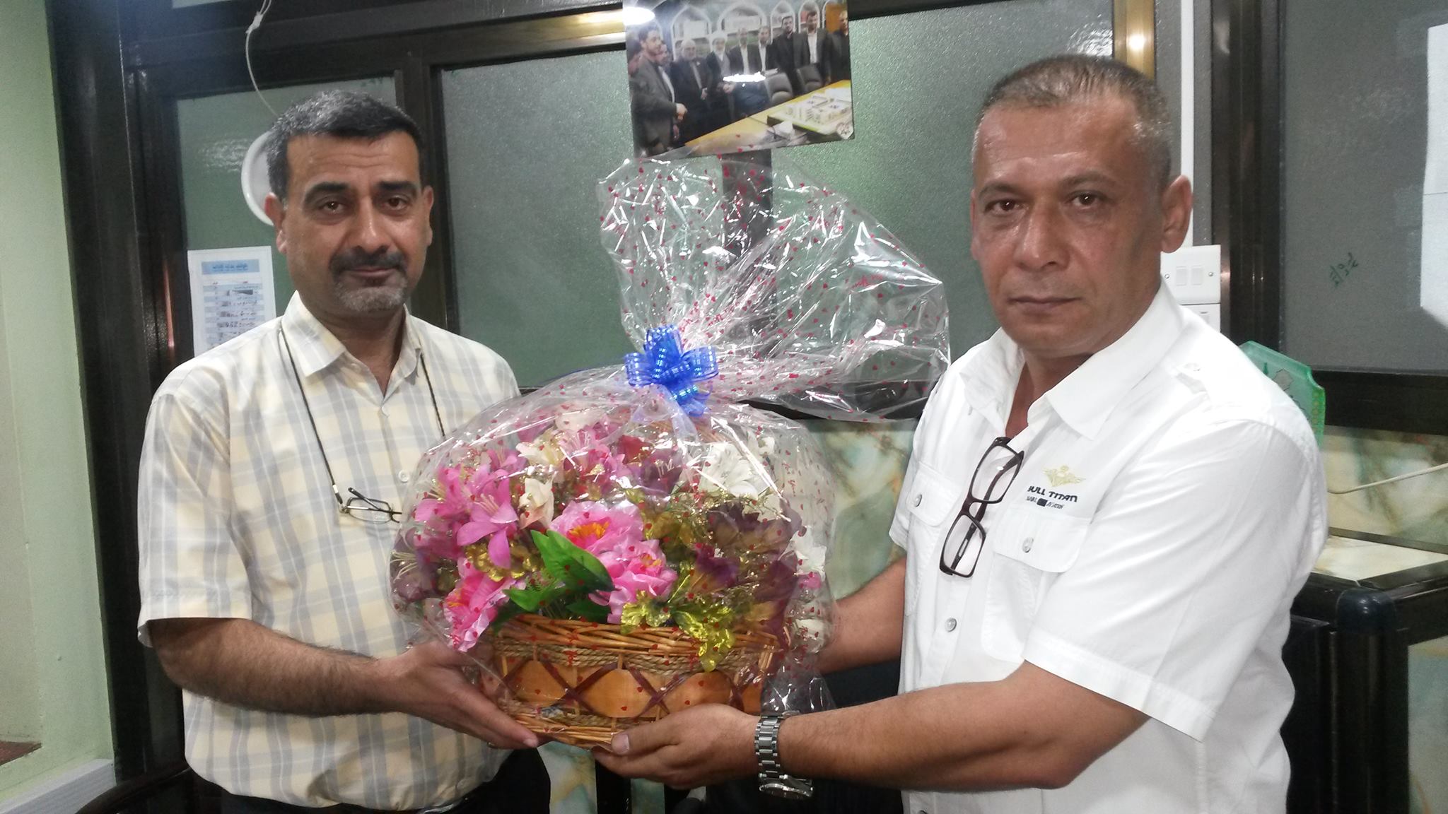 نائب محافظ كربلاء يقدم باقة ورد لوكالة نون الخبرية في ذكرى انطلاقتها