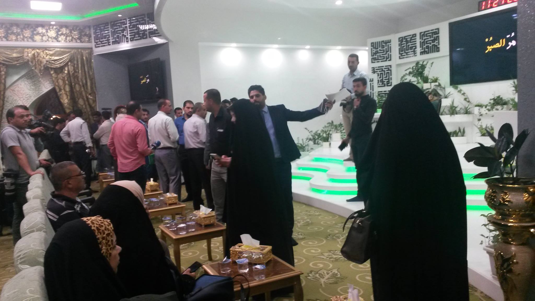 في كربلاء:المراسلات الحربيات العراقيات يعقدن ندوة داخل الصحن الحسيني الشريف(مصور)