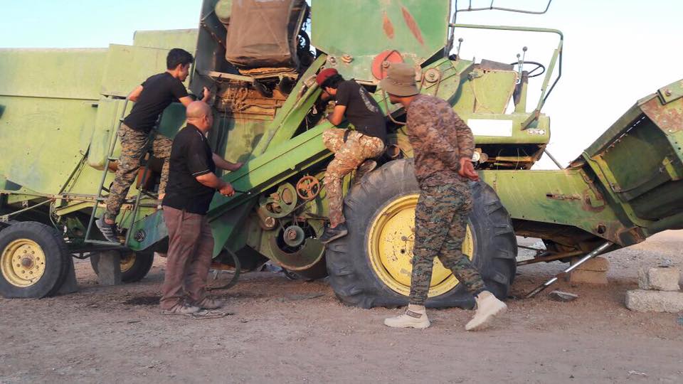 بالصور:فصيل قتالي تابع للعتبة الحسينية يفكك ماكينات زراعية مفخخة ويسلمها لأصحابها غرب الموصل