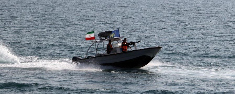 البحرية الايرانية توقف زورقا سعوديا في مياه الخليج ويحتجز طاقمه