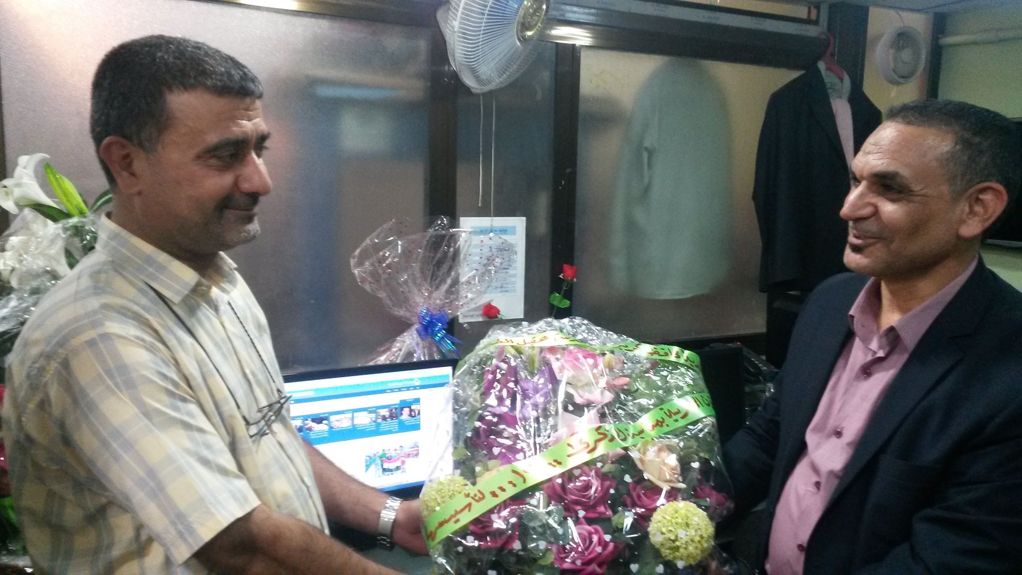 محافظ كربلاء عقيل الطريحي يقدم باقة ورد الى وكالة نون في ذكرى انطلاقتها