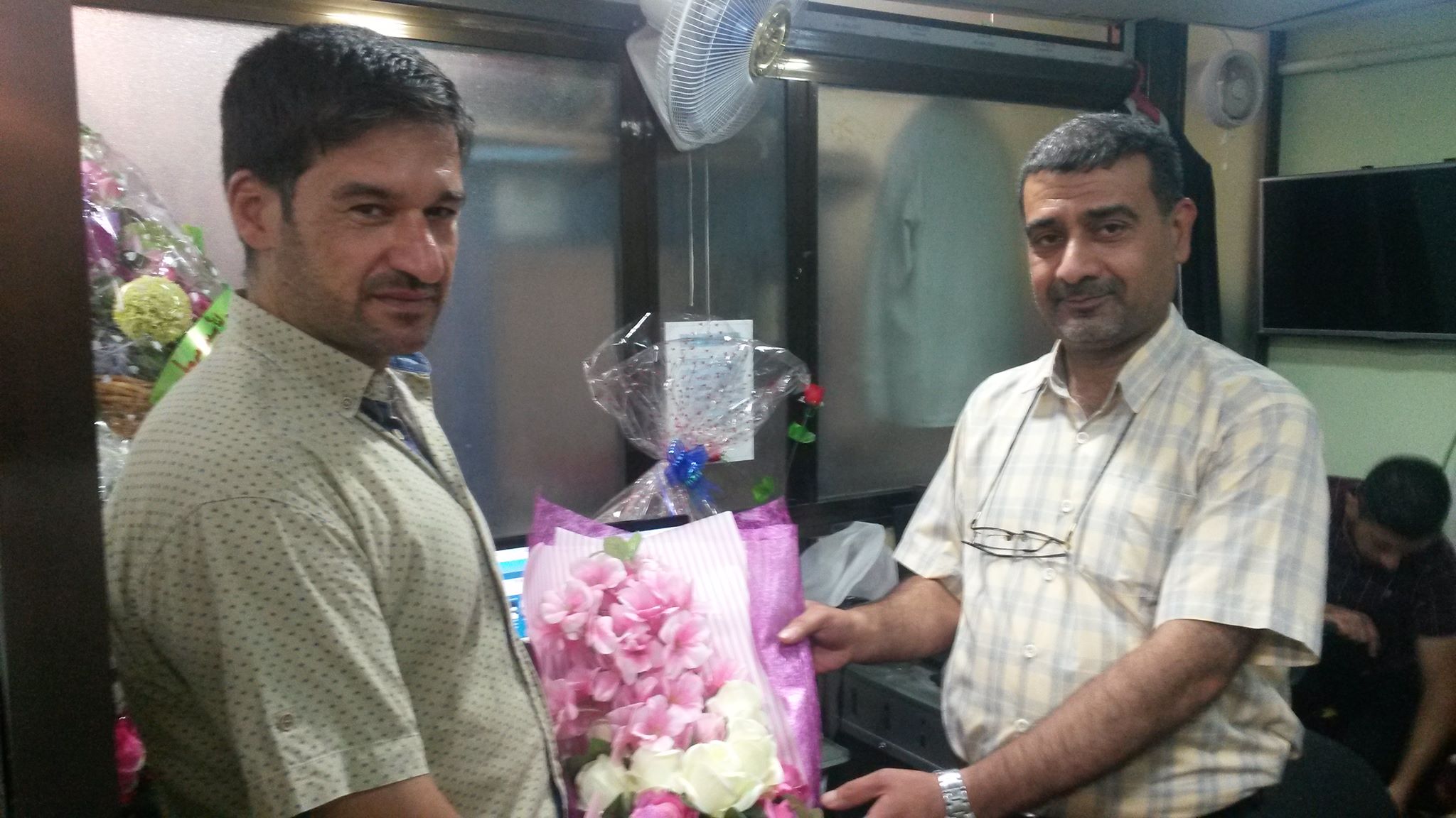 عضو مجلس محافظة كربلاء بشرى حسن عاشور تبعث باقة ورد لوكالة نون لمناسبة ذكرى تاسيسها