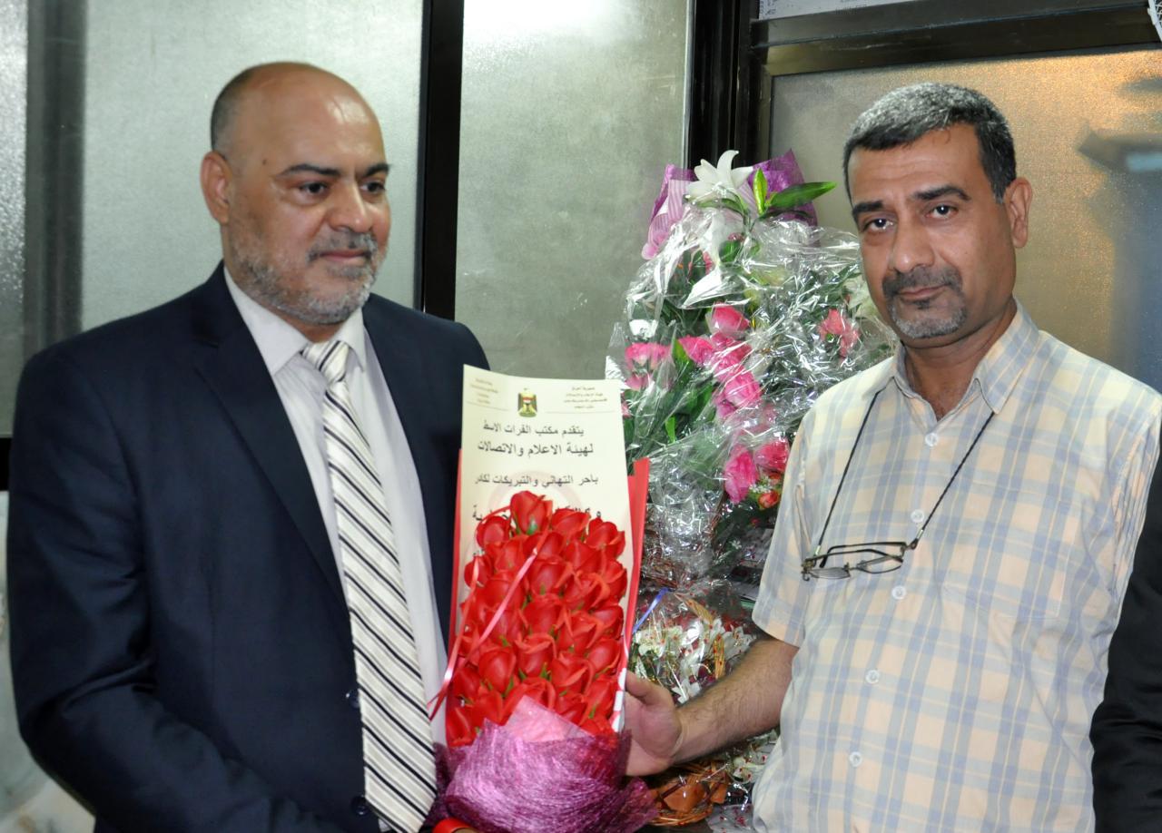 هيئة الاعلام والاتصالات تهنئ وكالة نون الخبرية بباقة ورد في ذكرى تأسيسها