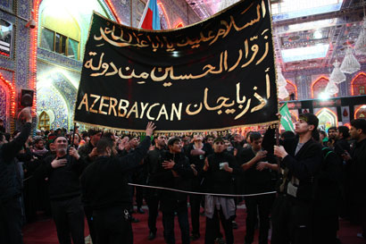 الاذربيجانيون يحييون مراسيم زيارة اربعينية الامام الحسين عليه السلام وسط كربلاء(مصور)
