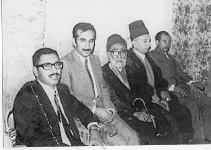 صورة ارشيفية للشاعر الراحل محمد علي الخفاجي مع مجموعة من الشخصيات الكربلائية