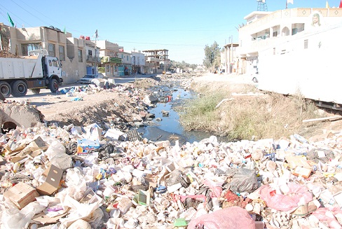 مبازل في كربلاء تحولت الى مكبا للنفايات وسط اهمال ذوي الشان (مصور)