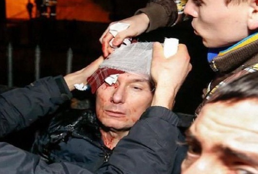 وزير داخلية سابق يتعرض للضرب من الشرطة