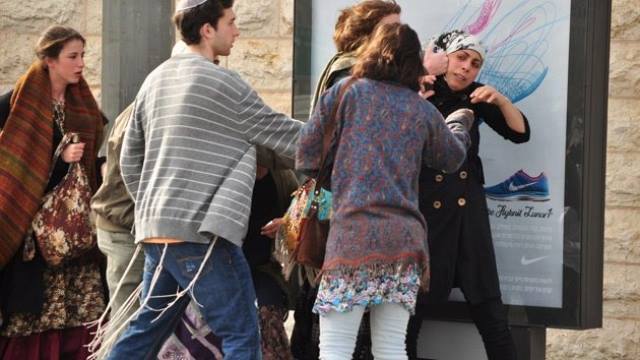 شاهد بالصورة كيف يتم الاعتداء على المحجبات المسلمات في فرنسا