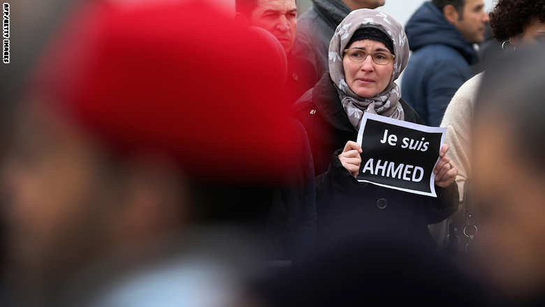 عشرات الهجمات على المسلمين ومساجدهم بفرنسا منذ عملية "شارلي إيبدو" وصلت إلى إطلاق النار وتعليق رؤوس الخنازير