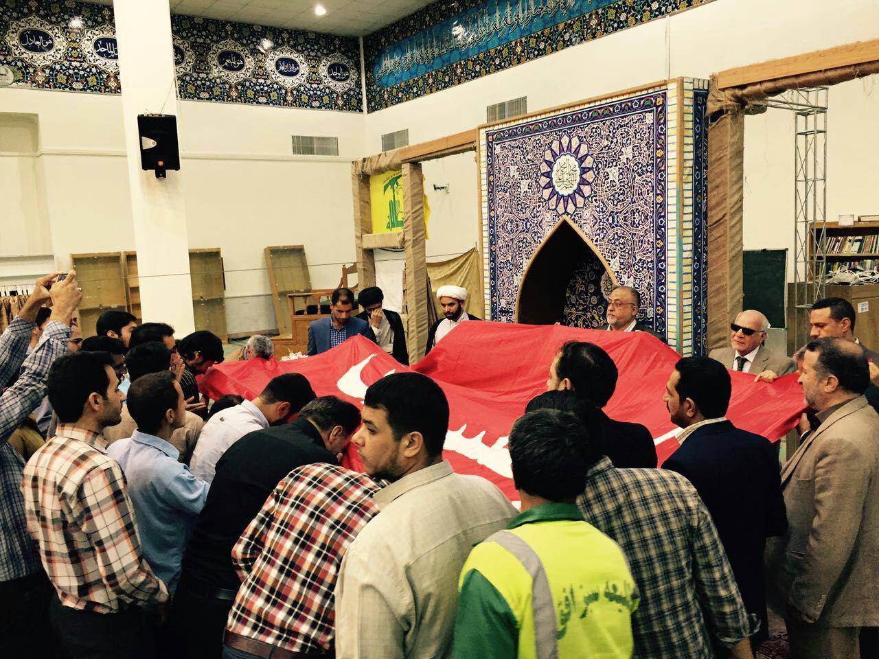 بالصور:العراقيون يرفعون راية الإمام الحسين في كبريات الجامعات الإيرانية