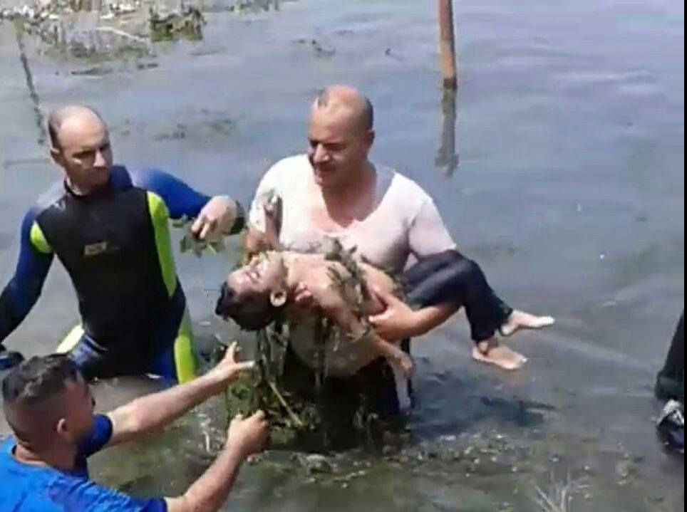 بالصور:شرطة كربلاء النهرية تنتشل جثتان لشاب وطفل قضيا غرقاً