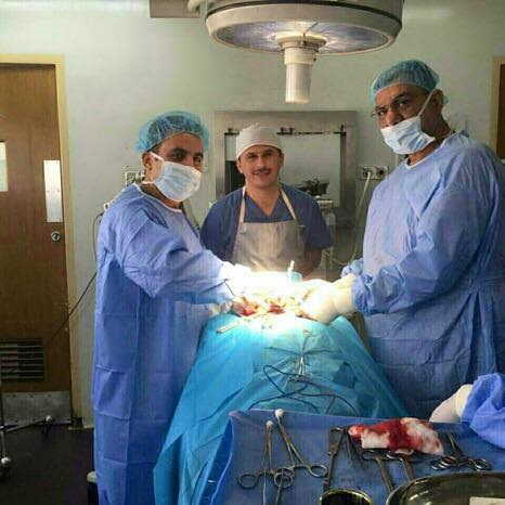 فريق طبي جراحي عراقي يستئصل ورم كبير في الغدة الدرقية امتد إلى خلف عظم القص