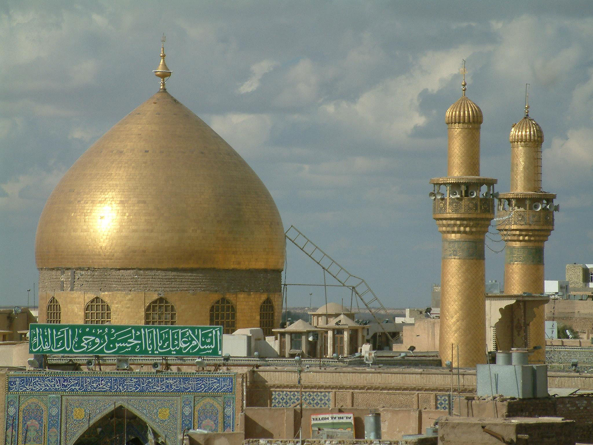 العتبة العلوية تباشر بالمرحلة الثانية والاخيرة من مشروع اعادة تذهيب القبة الشريفة