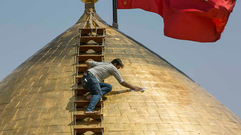 بالفيديو.. الكوادر الهندسية في العتبة الحسينية تقوم بغسل قبة الامام الحسين (ع)