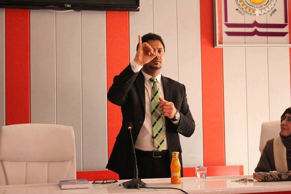 محاضرة  عن السلامة الفكرية بلغة الإشارة في جامعة كربلاء