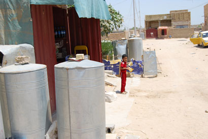 مواطنو منطقة حي الفارس في كربلاء  : الحي لايصلح لمعيشة الحيوانات ونفتقر لابسط الخدمات(مصور)