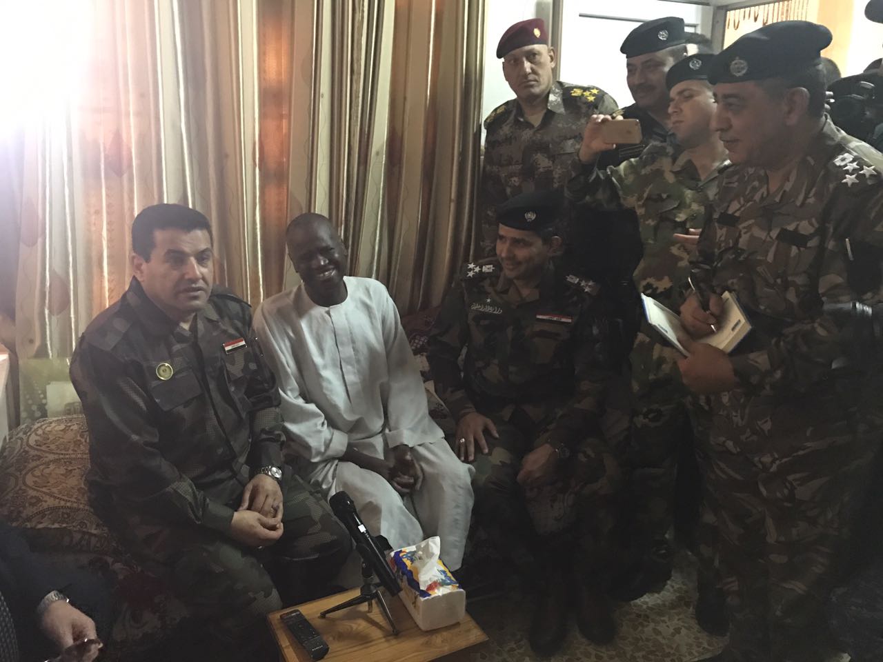 وزير الداخلية يقدم اعتذاراً لمواطن سوداني ويمنحه الجنسية العراقية
