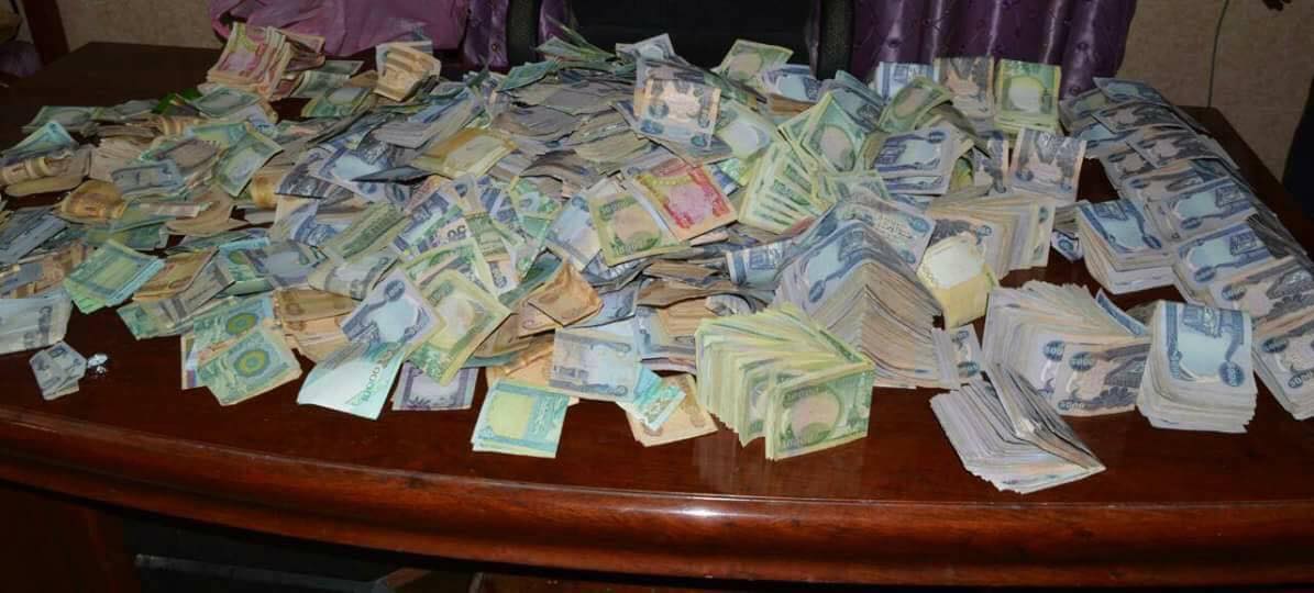 بالصور.. ملايين الدنانير وعملات اجنبية ومخشلات ذهبية بحوزة متسولة متوفاة في النجف