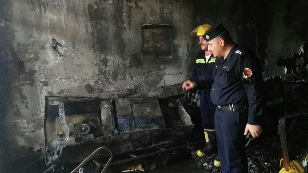 بالصور:فرق الدفاع المدني في النجف تخمد حريقا في الكوفة وتنقذ طفلتين من الحادث