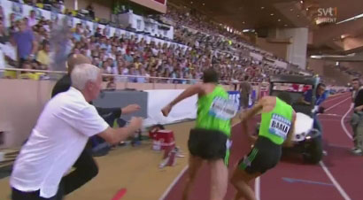 معركة بالأيدي بين اثنين عدائين داخل مضمار ألعاب القوى