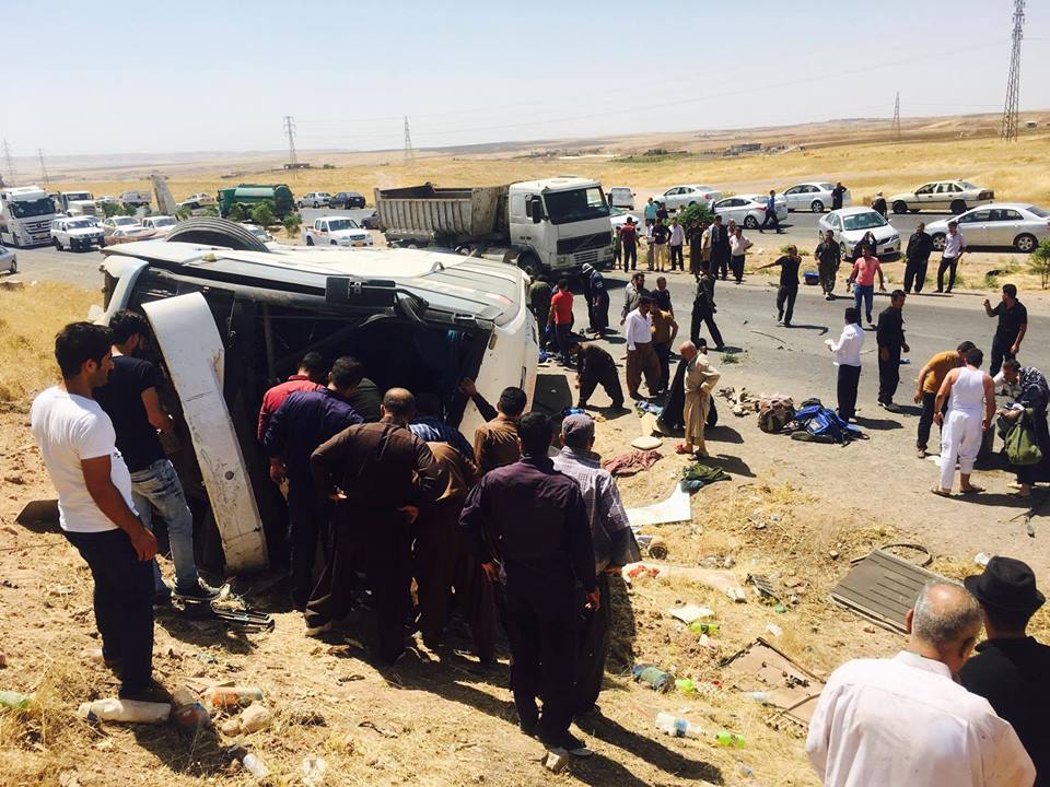 بالصور.. مصرع واصابة عدد من الحجاج اثر انقلاب حافلتهم على طريق كركوك - السليمانية
