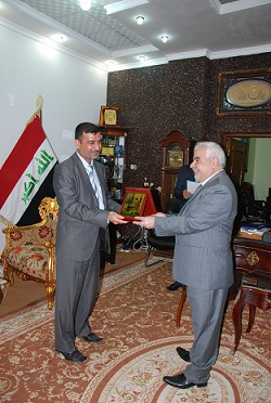 محافظ كربلاء يمنح وكالة نون درع الابداع والتمييز