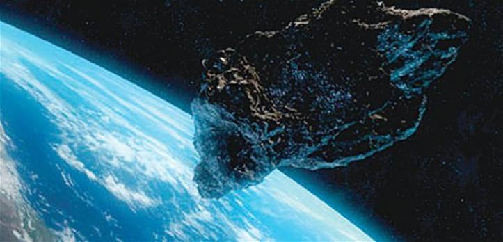 صخرة بحجم ثلاثة ملاعب كرة قدم تتجه نحو الأرض