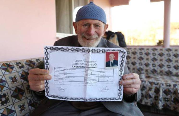 تركي يلتحق بالجامعة رغم تجاوزه 71 عاما