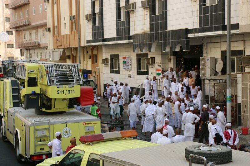 بالصور.. إنقاذ مئات الحجاج من حريق بمكة المكرمة
