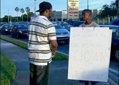 عائلة تجبر ابنها على حمل لافتة كتب عليها "انا مهرج الصف" بعد رسوبه