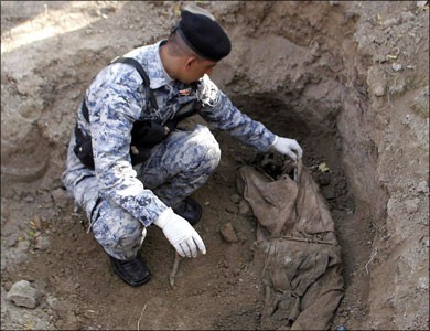 الكشف عن وجود ثلاث مقابر جماعية في معسكر اشرف