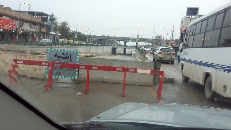 مياه جوفية تغلق نفق في كربلاء بعد اشهر من افتتاحه واتهامات بغياب التخطيط ومتابعة الاعمال (مصور)