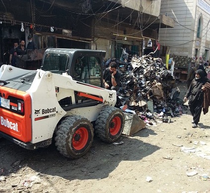 كربلاء :اليات العتبة العباسية ترفع انقاض الحريق الذي اندلع في سوق الدهان التجاري (مصور)