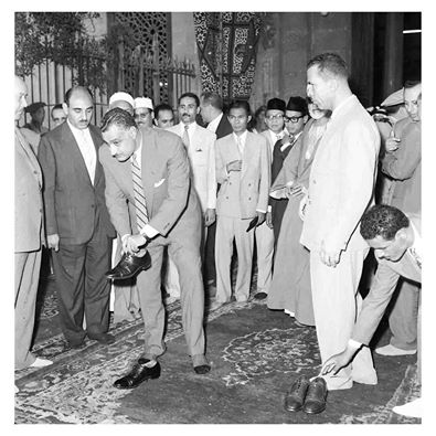 الرئيس المصري جمال عبد الناصر يصلي في مسجد الحسين عام 1959
