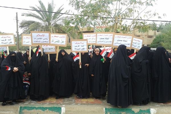 العشرات من النساء يجتمعن أمام مكتب مجلس النواب في كربلاء تأييدا لقانون الفقه الجعفري ويعترضن على وزيرة المراة وممثل الامم المتحدة