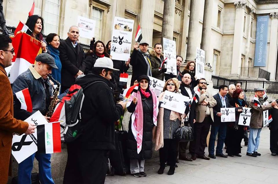 بالصور:العراقيون  يتظاهرون امام المتحف البريطاني تنديدا بداعش لتدميرها حضارة واثار العراق