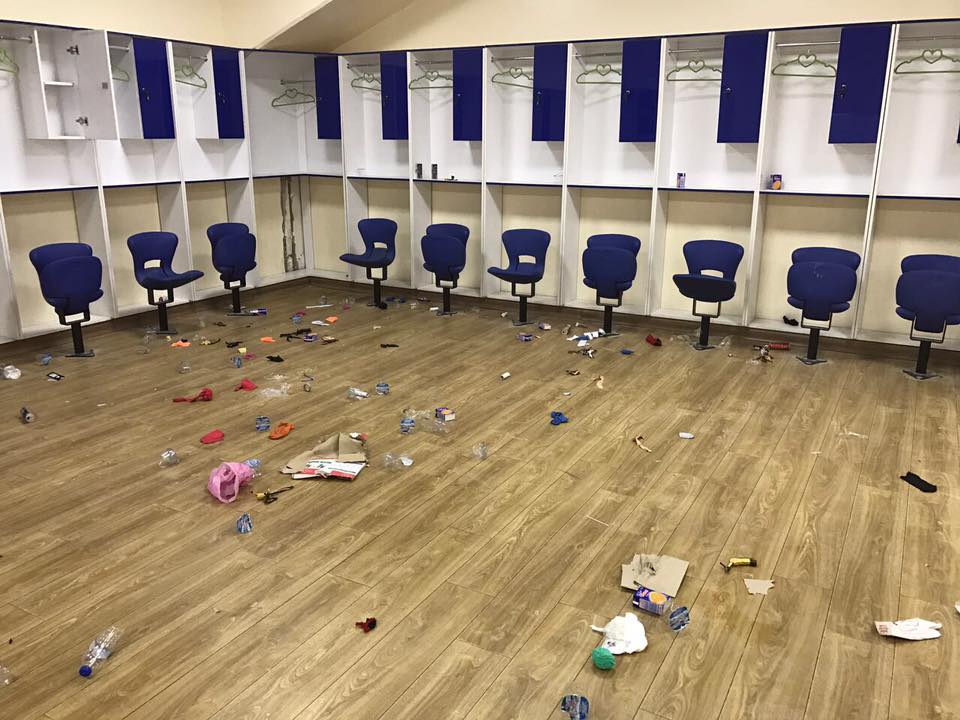 بالصور: مخلفات بعض الفرق الرياضية بعد مباراتهم في ملعب كربلاء الدولي