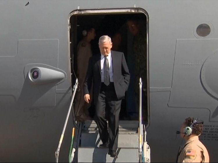 بالصور.. وزير الدفاع الامريكي يصل الى العراق ويلتقي القيادات العسكرية